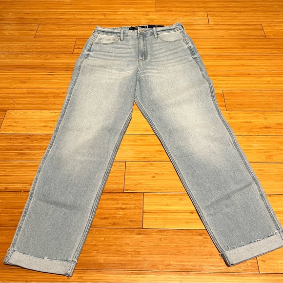 NWT Hollister Ultra High Rise Mom Jean - Size 7 (28) - Picture 1 of 7